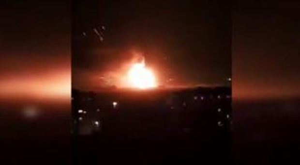 Damasco, esplosioni in deposito di munizioni: «Morti e feriti». Israele: «Nessun attacco» Video