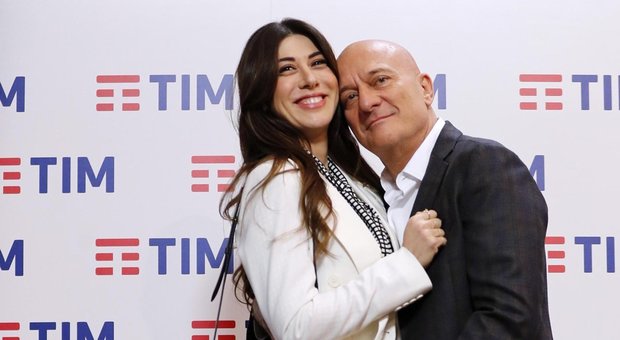 Sanremo 2019, gaffe di Claudio Bisio: chiama Virginia «Michelle». E la Raffaele si vendica così