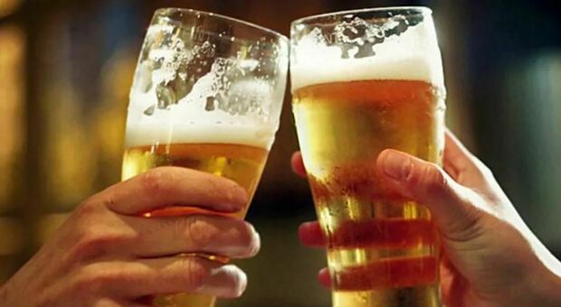 Prima dei 40 anni bere fa male: alcol vietato, ecco cosa rivela il nuovo studio dell'Università di Washington