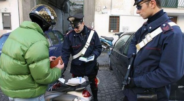 Napoli. Carabinieri scoprono «povero ricco»: ufficialmente nullatenente, viaggiava con 13mila euro in contanti ed aveva tre case