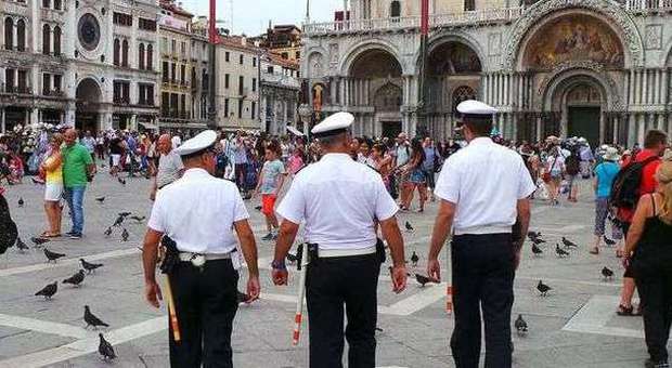 San Marco resta "regno degli abusivi" casbah con vedette contro i blitz