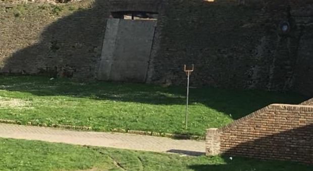 Senigallia, vandali rompono due targhe nel parterre della Rocca