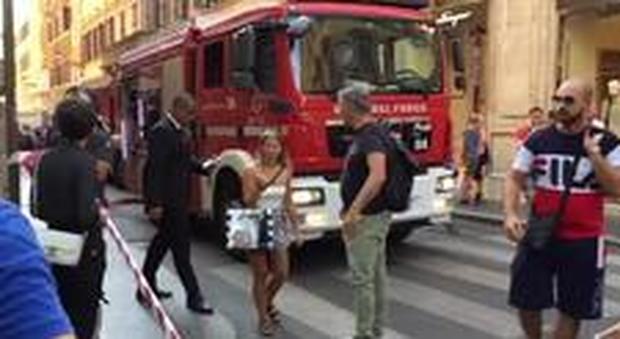 Roma, fiamme nel centro storico: evacuato un palazzo in via Condotti, 44enne intossicato