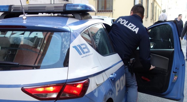 Tabaccaio coraggioso affronta bandito con la pistola: rapina da 30 euro