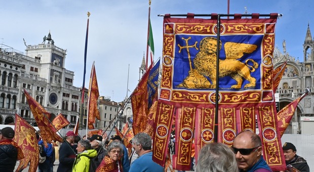 Venezia, le manifestazioni del 25 aprile. La Cgil: «Noi lavoriamo per la pace» I venetisti: «Non ci sentiamo italiani»