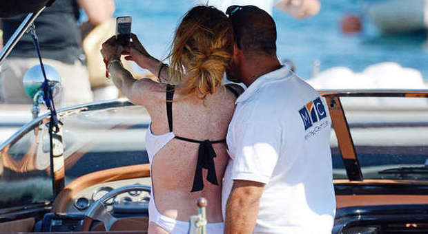 Lindsay Lohan a Mykonos, relax al mare per la sexy attrice