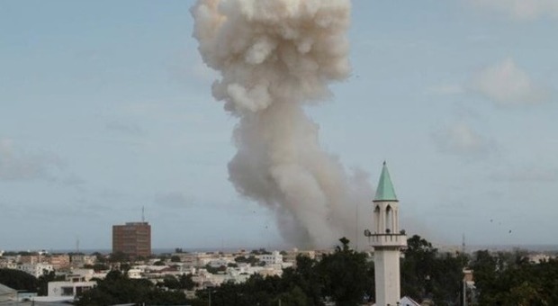 Esplosione in centro a Mogadiscio: almeno tre morti