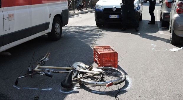 Roma, auto investe e travolge ciclista: grave anziano di 81 anni