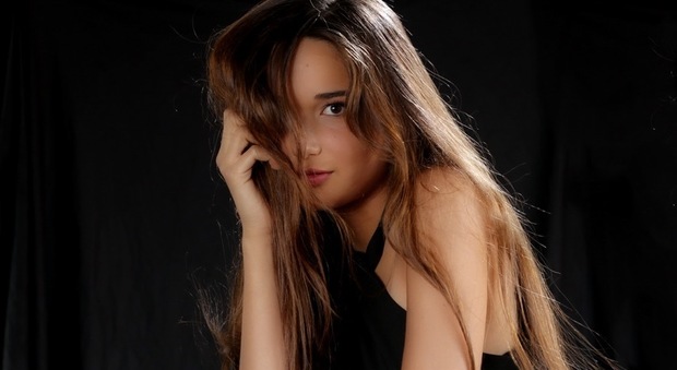 Aurora Vannini, 15 anni, debutta ad AltaRoma. "È la Jennifer Lawrence italiana"