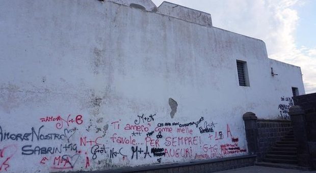 Chiesa sfregiata, il sindaco di Forio: 500 euro a chi ci fa scoprire i vandali