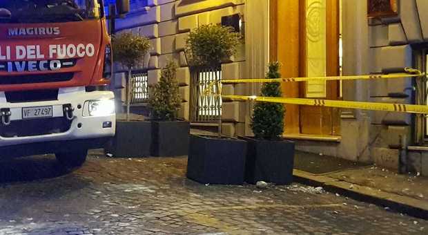 Crolla pezzo di cornicione dell'hotel Barberini: sfiorati i passanti, paura in via Rasella