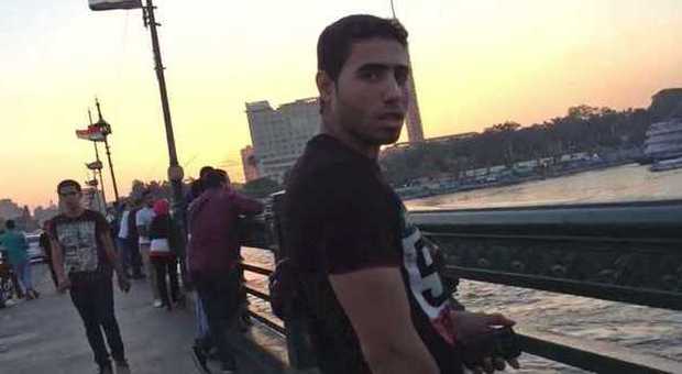Una donna passeggia in Egitto, ecco le reazioni ​dei giovani 'guardoni': "Ti fissano senza pudore"