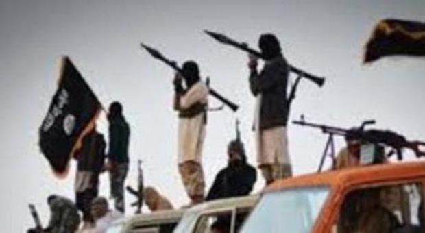 L'Isis decapita un miliziano e poi uccide 3 persone a Derna