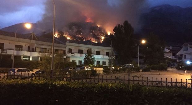 Sulmona, critica la situazione incendi: si scava intorno alle case, persone in fuga