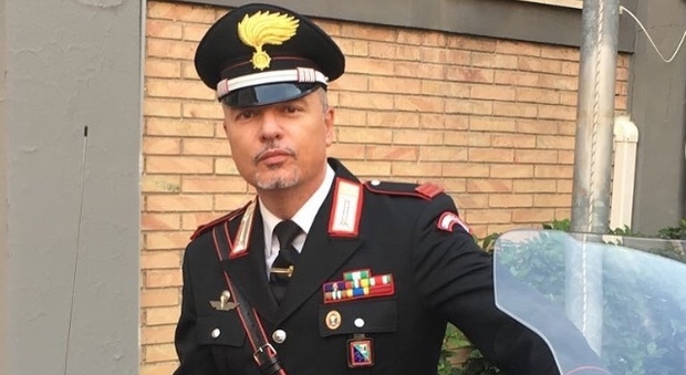 Il comandante dei carabinieri blocca l uomo armato di coltello: sarà ricevuto dal sindaco