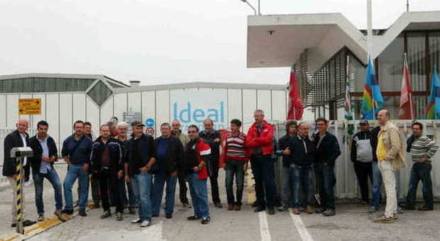 Gli operai dell'Ideal Standard davanti ai cancelli della fabbrica