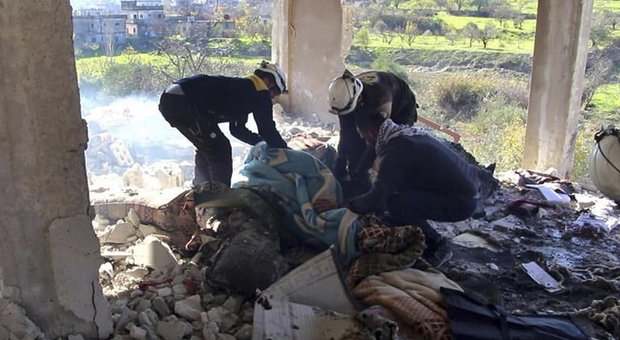Siria, scuola bombardata a Idlib: otto morti tra cui quattro bambini