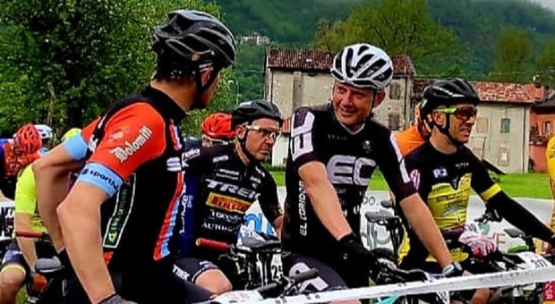 Mauro Rubin (a sinistra, di profilo) parla con Alessandro Zandegiacomo, il ciclista che ha soccorso