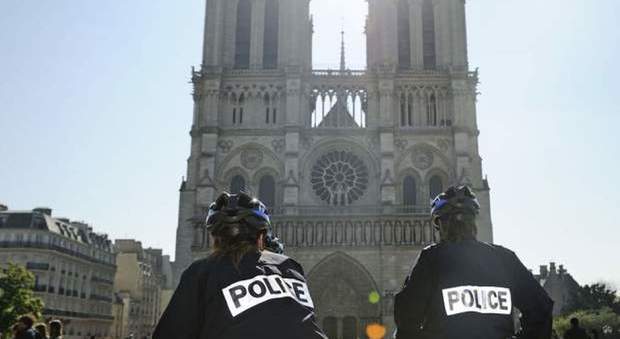 Aggredisce un agente a colpi di martello, la polizia gli spara: terrore a Notre Dame, "scene di panico tra i passanti"