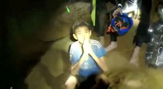 Thailandia, niente baci e abbracci: i genitori dei baby calciatori aspettano dietro un vetro