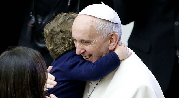 Papa Francesco ai bambini: «I soldi servono per vivere, ma non si può vivere per il denaro»