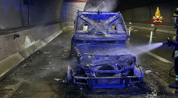 L'auto distrutta dalle fiamme della galleria "Varano"