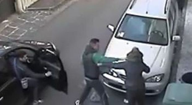 Video choc: «Ecco come hanno picchiato mia madre. Taglia di 2mila euro»/Guarda