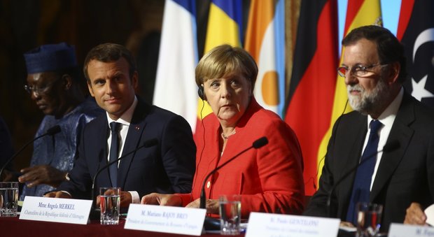 Migranti, Macron dopo il vertice di Parigi: «Lavoro dell'Italia esempio perfetto»