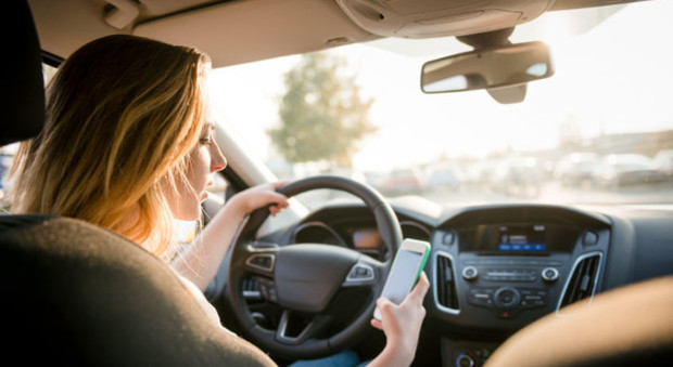 L'uso del cellulare durante la guida potrebbe essere sanzionato pesantemente a breve