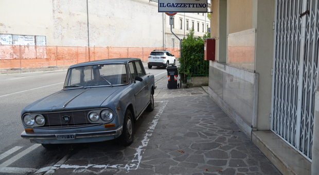 Lancia Fulvia parcheggiata da 40 anni in strada a Conegliano
