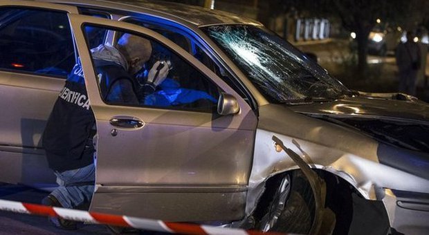 Auto sulla folla a Roma, armi e droga nella macchina dei rom