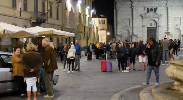 Folla in piazza ad Ascoli per la paura del terremoto