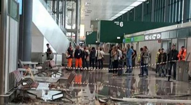 Milano, nubifragio a Malpensa, crolla soffitto nel Terminal 1: chiuso aeroporto per un'ora