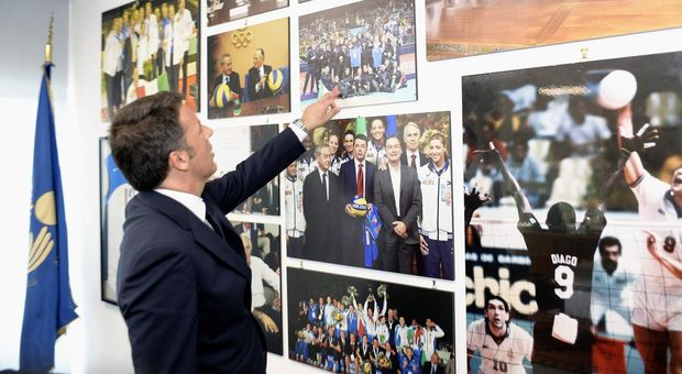 Il premier Renzi nell'ufficio del presidente Carlo Magri