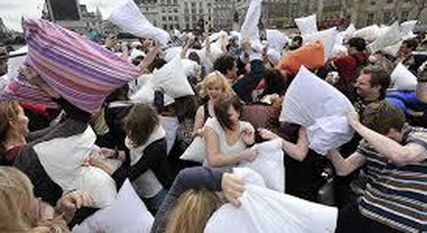 Pillow Fight: a Napoli ritorna la battaglia a colpi di cuscini