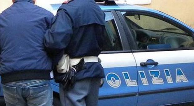 Tenta di versare un assegno falso di 45mila euro: arrestato un 33enne