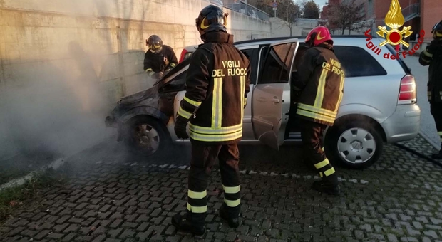 Ancona, auto prende fuoco nella notte paura per le fiamme in un parcheggio