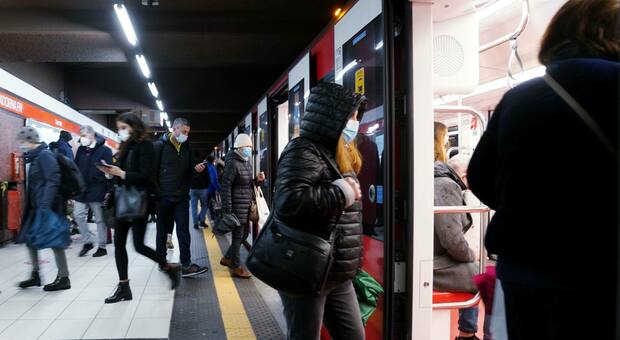 Milano, caos in metropolitana: un uomo in galleria ricoverato in ospedale, è grave. Linea rossa bloccata e rallentamenti