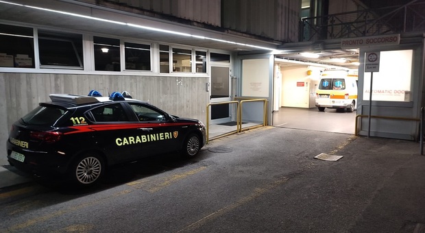 L'auto dei carabinieri fuori dell'ospedale a Conegliano