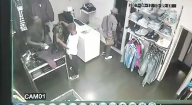 Napoli, fanno finta di fare shopping ma nascondono i vestiti nei pantaloni: incastrati da un video