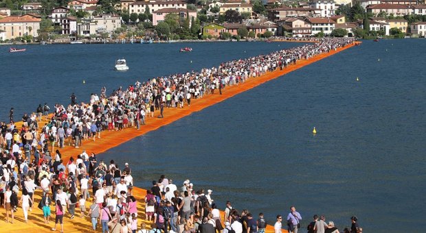 “Christo - Walking On Water”, il film sulle passerelle del Lago d'Iseo al cinema dal 16 al 19 giugno
