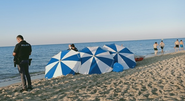 Lecce, malore in spiaggia: muore sotto gli occhi di amici e bagnanti