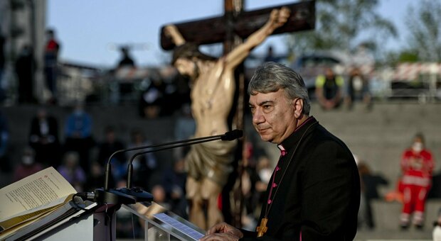 Sinodo a Napoli, l'arcivescovo Battaglia a piazza Garibaldi: «La Chiesa lavi i piedi ai poveri»
