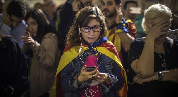 Catalogna, in 450 mila in piazza a Barcellona. Puigdemont: «Il peggior attacco dai tempi di Franco»