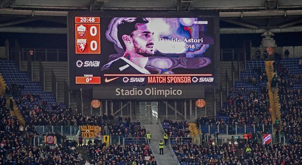 Roma-Torino, per Astori applausi, un minuto di silenzio e giocatori abbracciati