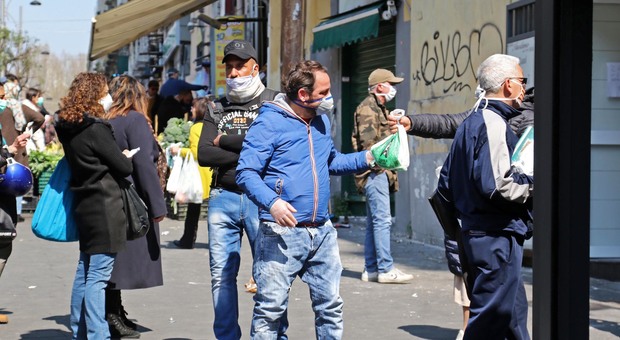 Coronavirus, a Napoli la riscossa di via Santa Teresa col «carrello solidale»