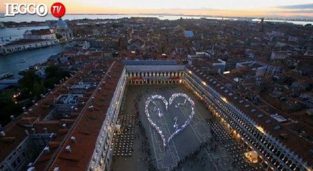 Il grande cuore degli innamorati a Venezia: in mille illuminano Piazza San Marco