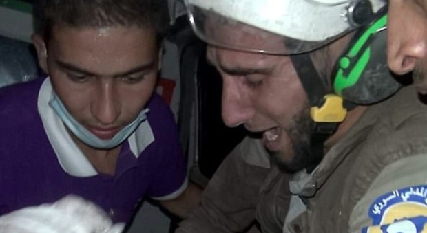 Siria, ucciso il soccorritore che pianse dopo aver salvato la bimba