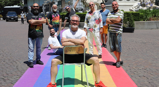 Sit with Pride: scatti di orgoglio nel salotto di Napoli.