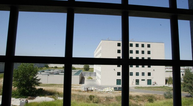 Covid a Caserta, focolaio nelle 4 carceri: positivi 10 detenuti e 50 agenti